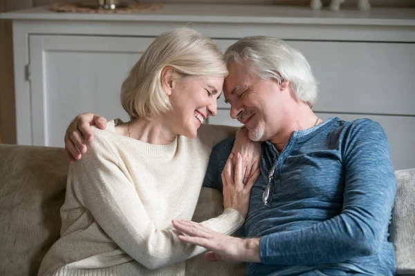 Feliz pareja romántica madura amorosa riéndose abrazándose en casa — Foto de Stock