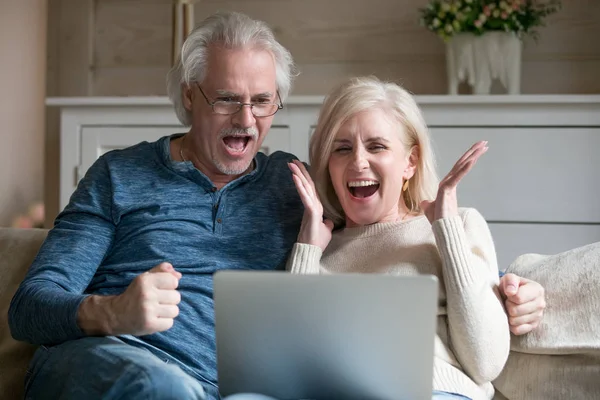 Emocionada pareja mayor gritando celebrando la victoria ganando onli — Foto de Stock