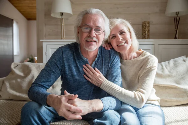 Gülümseyen kıdemli çift kamera videoblog h kayıt söz