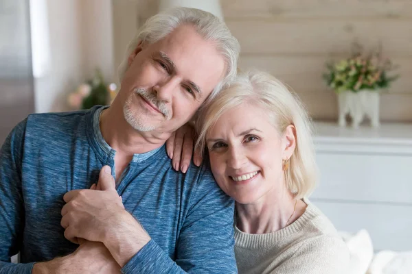 Mutlu sevgi olgun erkek ve kadın cam görünümlü kucaklayan