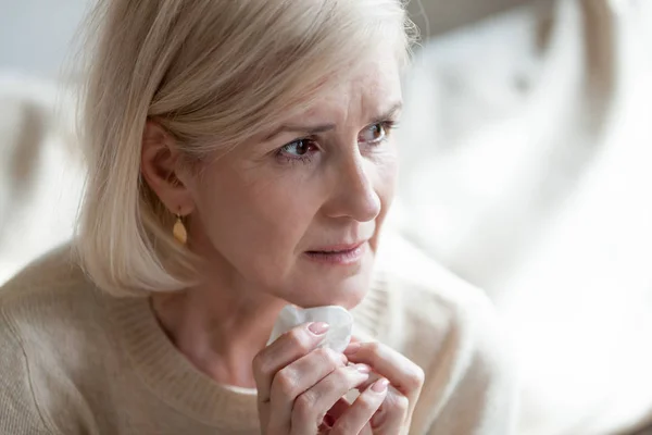 Грустная расстроенная женщина средних лет в слезах, думающая об одиночестве — стоковое фото