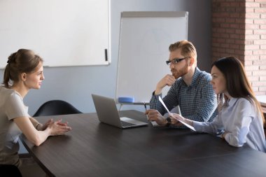 Ciddi İK kadın aday iş konuşmayı dinlerken intervie