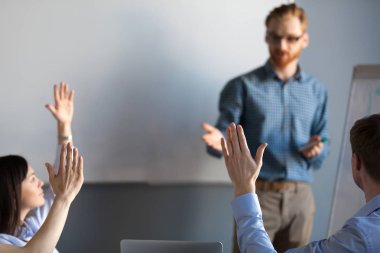 İş kitle meeti, gönüllü olarak oylama ellerini yükselterek