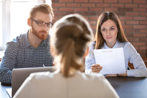 Serious thoughtful hr attentively listening to applicant at job — Stock Photo, Image
