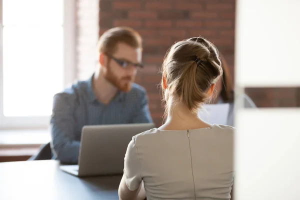 Achteraanzicht op vrouw aanvrager zoeker op job interview concept — Stockfoto