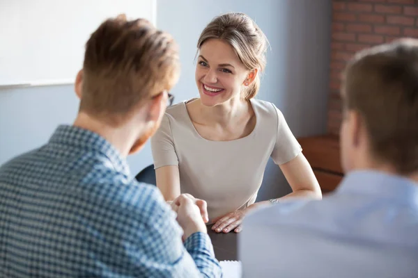 Smilende selvsikker kvinnelig søker håndhilser og gjør god fi – stockfoto