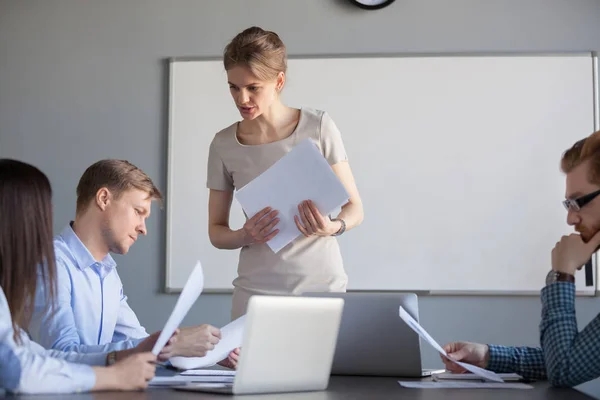 Líder femenina seria discutiendo resultados leyendo informe financiero —  Fotos de Stock