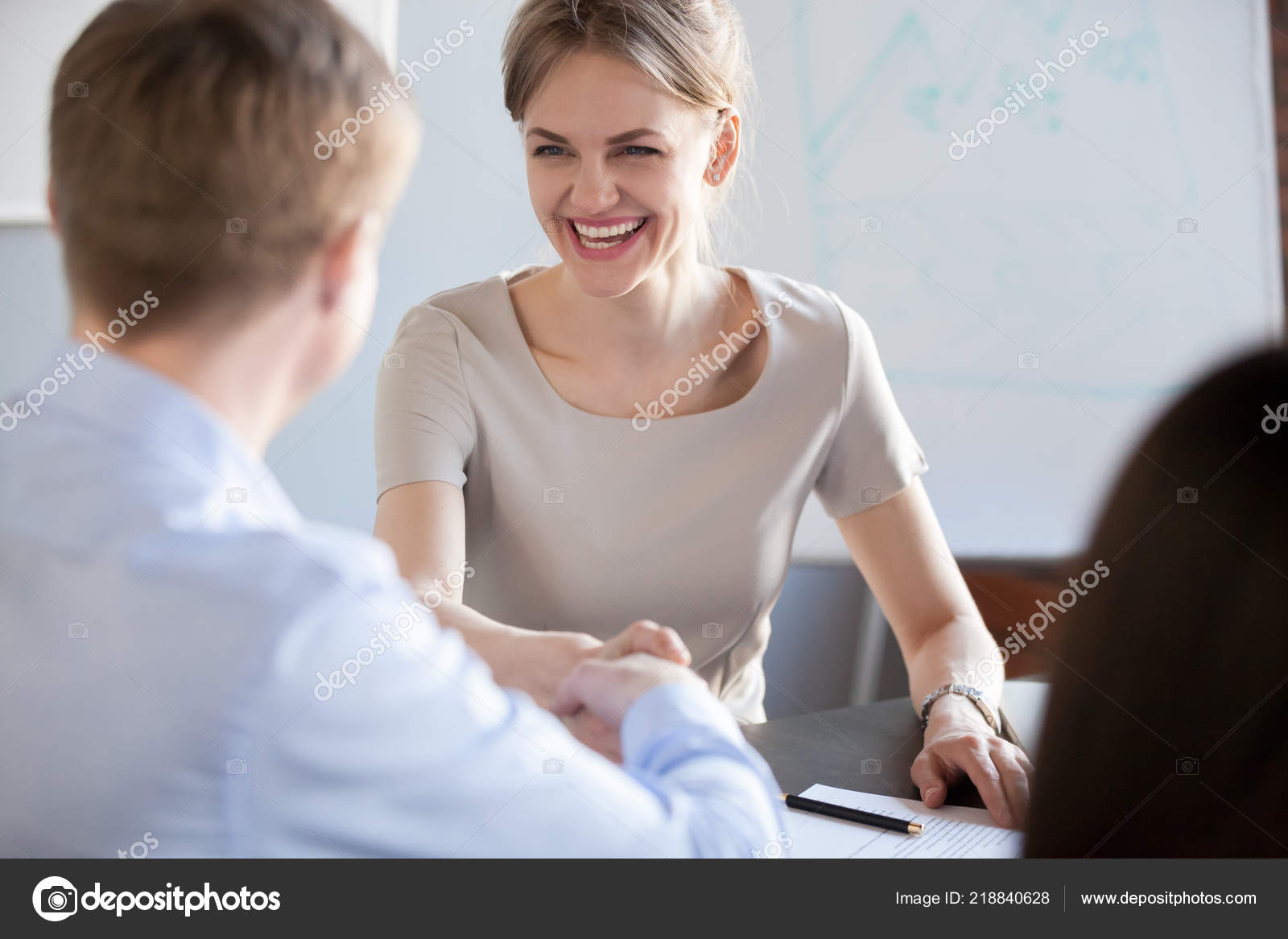 Langhaariges Girl Wird Beim Vorstellungsgespräch Gehämmert Langhaariges Girl Wird Beim Vorstellungsgespräch Gehämmert