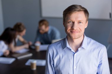Başarılı gülümseyen portresi şirket CEO'su backgrou ekibi ile