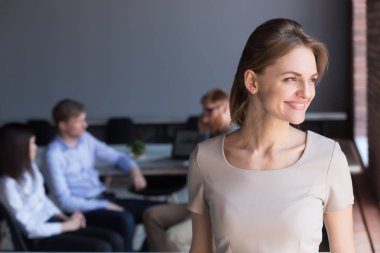 Bin yıllık kadın lideri uzak gelecek hayal arıyorum gülümseyen