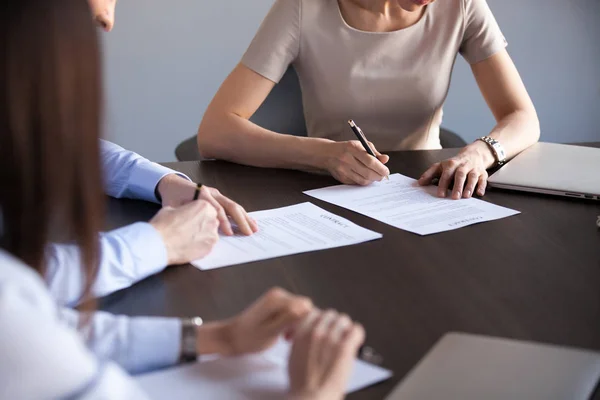 Primer plano de los socios de negocios hombre y mujer que firman contrato — Foto de Stock