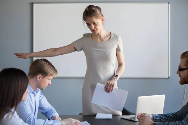 Arrabbiato ceo femminile licenziamento dipendente maschile incompetente per il cattivo risultato — Foto Stock