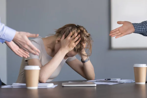 Donna d'affari stressata che soffre di discriminazioni di genere sleali — Foto Stock