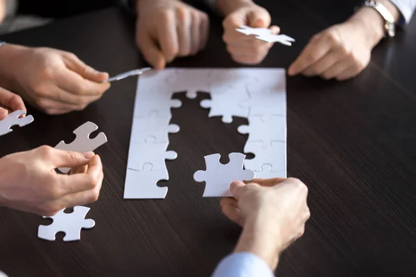 Équipe d'affaires connectant puzzle ensemble trouver une solution, fermer — Photo