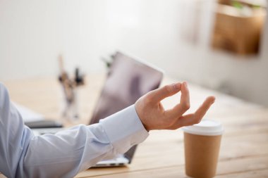 Meditasyon adam işyerinde, oturan yakın hands up