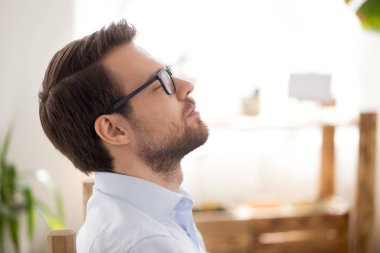 Ofiste kapalı gözlerle olumlu adam portresi