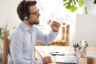 İşadamı Office kulaklık ile müzik dinleme