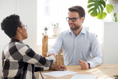 Başarıyla geçti adam röportaj karşılıklı ofisinde