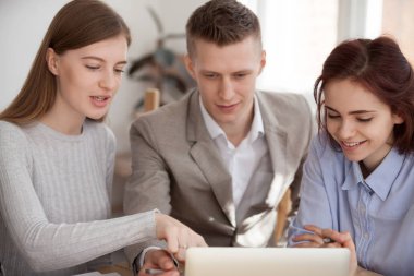 Office proje hakkında tartışıyor konuşma arkadaşları