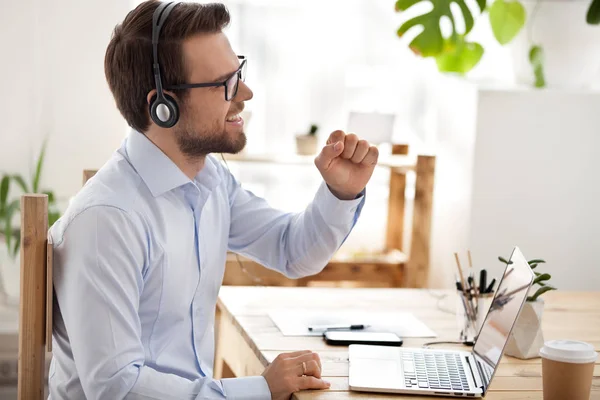 Businessman listening music with headphones in office — Stock Photo, Image