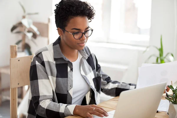 Jeune employé noir tapant sur l'ordinateur travaillant dans la salle de bureau — Photo