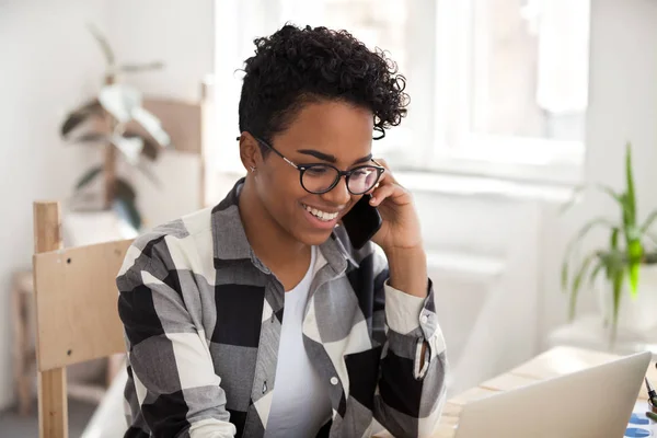 Femme confiante qui travaille avec un ordinateur et un téléphone au bureau — Photo