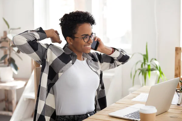 Satisfait femme africaine parler par téléphone, heureux de terminer au travail — Photo