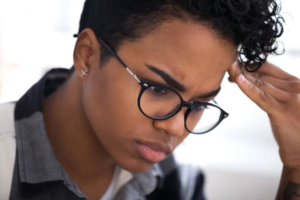 Närbild av allvarliga sad svart kvinna i arbete — Stockfoto