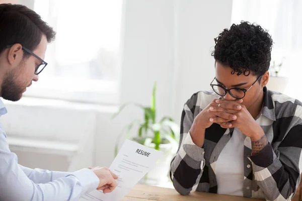 Zwarte vrouw en baas beklemtoond tijdens sollicitatiegesprek — Stockfoto