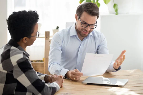 Sonriente jefe sosteniendo cv entrevistando negro mujer — Foto de Stock