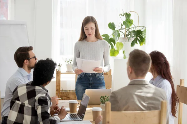 Coach woman presenting report to colleagues in office — Stock Photo, Image