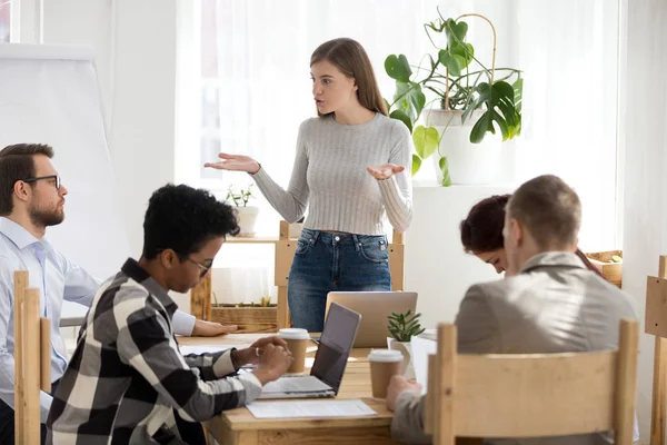 Cinco empresarios discutiendo en el seminario en la sala de conferencias — Foto de Stock