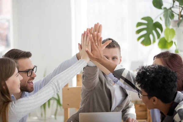 Zespół Happy pracy dając piątkę w biurze na posiedzeniu — Zdjęcie stockowe