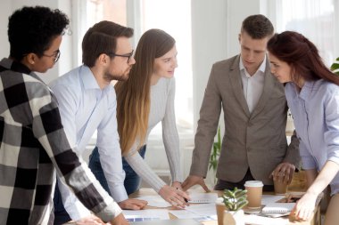 Office belgelerinde bakarak takım çalışma ayakta
