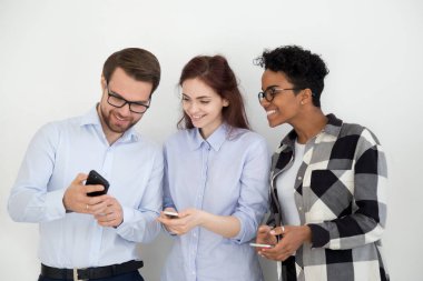 Akıllı telefonlar ayakta birlikte grup insan tebliğ 