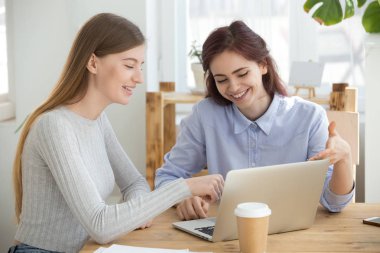Bin yıllık kadın ofiste oturan gülümseyen bilgisayarda arıyor