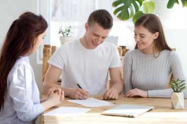 Aile imzalanmış bir sözleşme, yeni ev concept