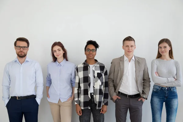 Groep van jonge bedrijf mensen permanent op zoek op camera — Stockfoto