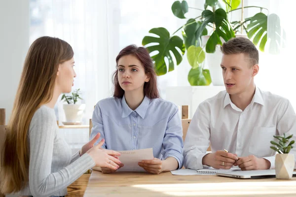 Datori di lavoro e candidata in carica al colloquio — Foto Stock