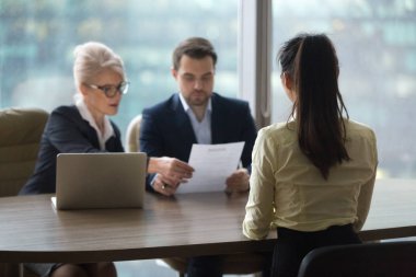 Kadın aday İK yöneticileri Office ile röportaj