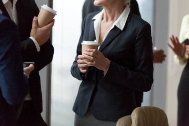 Paket servisi olan restoran kahve içme ofis işçi sohbet yakın çekim 