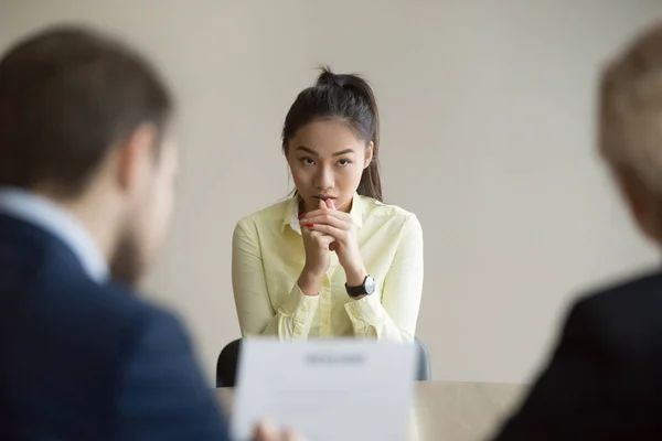 Candidat asiatique nerveux souligné lors de l'entrevue d'emploi — Photo