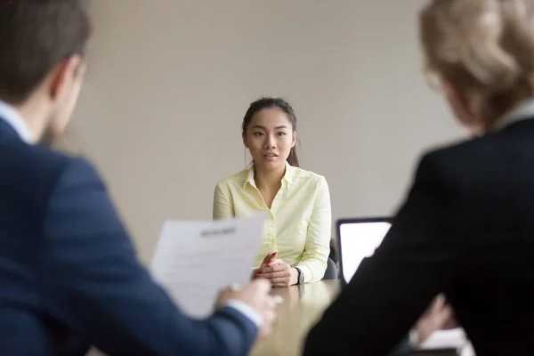 Asiatisk søkers samtale under intervju med rekrutterere – stockfoto