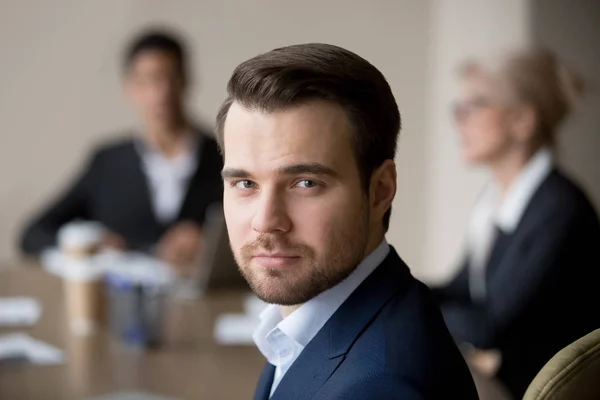 Retrato de empregado do sexo masculino milenar fazendo filme na reunião — Fotografia de Stock