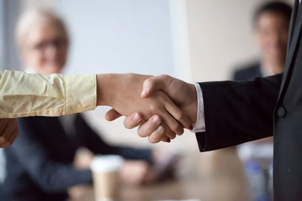 Zbliżenie na biznesmen handshake intern pozdrowienie z promocji — Zdjęcie stockowe