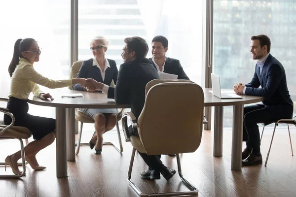 Empleados estrechando la mano en la negociación de negocios en la oficina —  Fotos de Stock