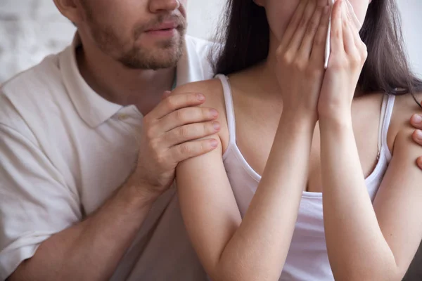 Infeliz jovem mulher chorando homem acalma-la — Fotografia de Stock