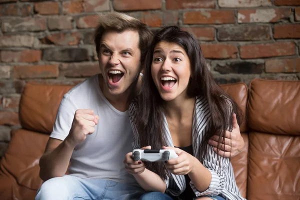 幸せなカップルの家で一緒にビデオゲームをプレイ — ストック写真