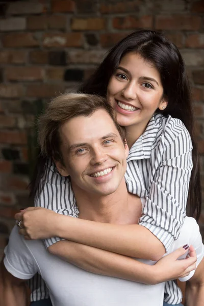 Retrato de feliz joven pareja atractiva en el amor — Foto de Stock