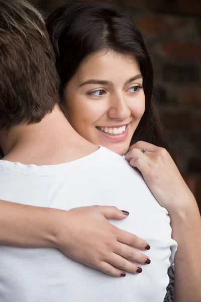 Πορτρέτο του Αγκαλιάζοντας σύζυγος νεαρή όμορφη γυναίκα — Φωτογραφία Αρχείου